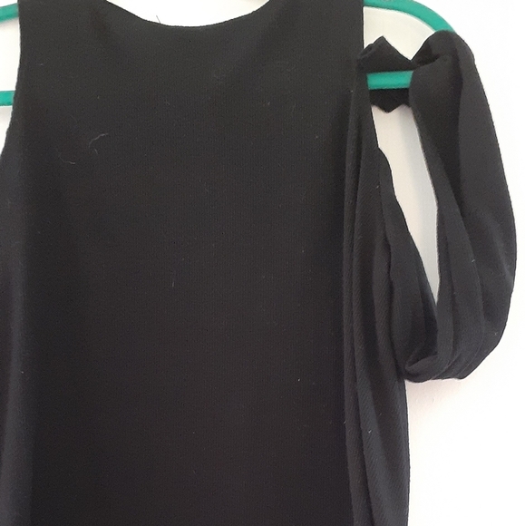 Ladies cold shoulder top - Picture 1 of 3